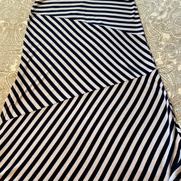 Geometric striped maxi skirt - Picture 3 of 9